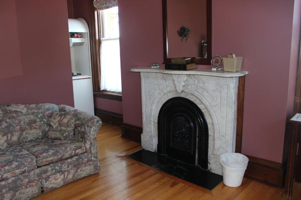 Customs House Inn Pictou Zimmer foto